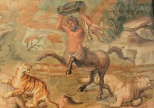 Ein Zentauren, der einen großen Felsen über seinen Kopf hält, steht zwei angreifenden Tigern in einer felsigen, natürlichen Landschaft gegenüber. Der Zentauren wirkt defensiv, während die Tiger in der Nähe seiner Hufe knurren.