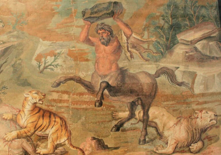 Ein Zentauren, der einen großen Felsen über seinen Kopf hält, steht zwei angreifenden Tigern in einer felsigen, natürlichen Landschaft gegenüber. Der Zentauren wirkt defensiv, während die Tiger in der Nähe seiner Hufe knurren.