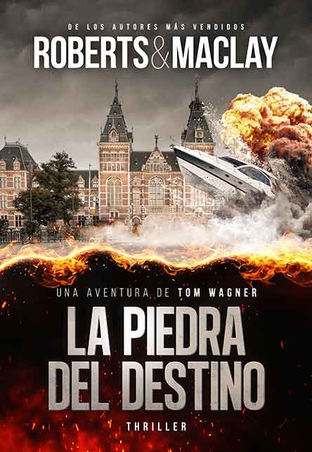 Das Buchcover von La Piedra del Destino zeigt ein Schnellboot, das in der Nähe eines großen Gebäudes mit Flammen und Rauch unter dramatischen Wolken abstürzt und explodiert. Die Namen der Autoren, Roberts & Maclay, erscheinen oben auf dem Cover.