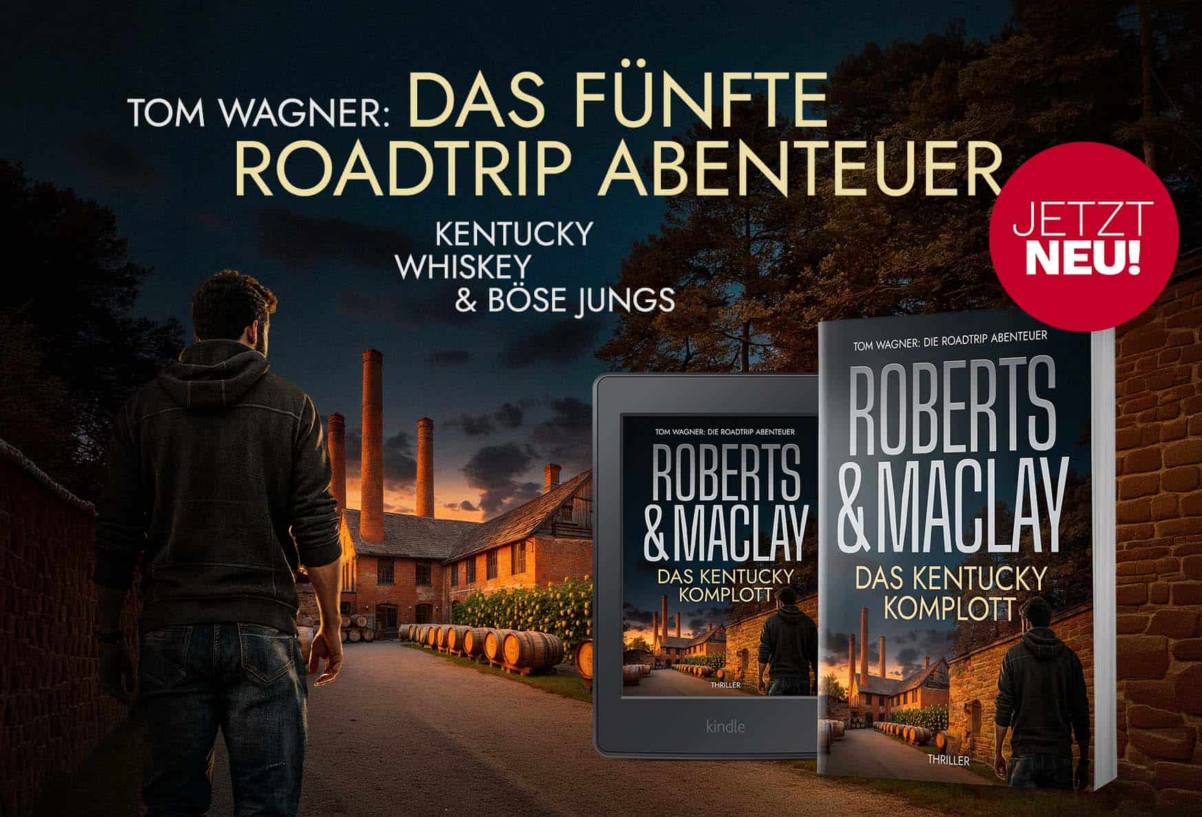 Ein Mann in einem Kapuzenpulli steht bei Sonnenuntergang vor einer alten Backsteinbrennerei mit hohen Schornsteinen. Im Vordergrund sind die digitalen und gedruckten Cover des Thrillers „Roberts & Maclay: Das Kentucky-Komplott“ von Tom Wagner zu sehen.
